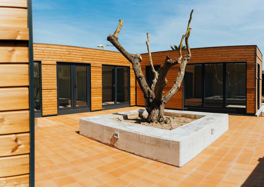 Complejo de oficinas prefabricadas modulares con acabado en madera sostenible y patio central de 3D Modular